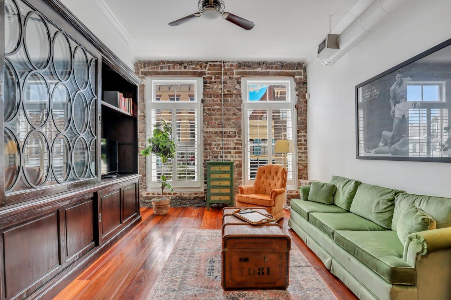 Knockout Loft- Near Plant Riverside Apartment